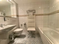 Badzimmer mit Badewanne 